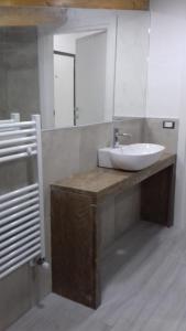 ein Bad mit einem Waschbecken und einem Spiegel in der Unterkunft Attico 3 in Eboli
