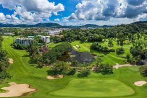 uma vista aérea do campo de golfe no resort em Aya Residence Garden View em Ban Ket Ho