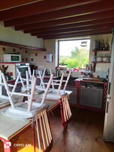 una cocina con mesa y sillas. en Maison entière avec piscine chauffée 4p, en Brétigny