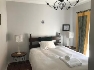 ein Schlafzimmer mit einem Bett mit zwei Handtüchern darauf in der Unterkunft Casa da Ilha do Baleal in Baleal