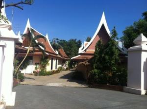 Bang Pahan的住宿－甜蜜度假酒店，街道上屋顶尖顶的建筑物