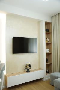 Μια τηλεόραση ή/και κέντρο ψυχαγωγίας στο Feel Home Apartment
