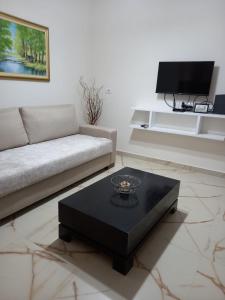 un soggiorno con un divano e un tavolino da caffè di Vlora 3D Guesthouse a Vlorë