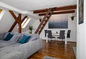 Χώρος καθιστικού στο Aura - LutherApartment -2 Zimmer, 2 Einzelbetten, 1 Doppelbett, große Couch, Küche, Balkon, Waschmaschine