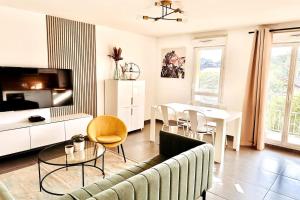 ein Wohnzimmer mit Sofa und Tisch in der Unterkunft BtoBed - Location Professionnelle - Appartement 4 personnes Parking Gratuit - Proche Parc des Expositions et Aéroport CDG in Villepinte