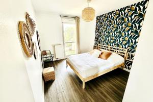 een kleine slaapkamer met een bed en een raam bij Parc des Expositions Appartement 4 personnes Parking Gratuit in Villepinte