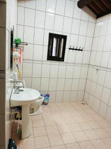 een badkamer met een wastafel en een toilet bij 時光旅舍古厝一館 in Jinning