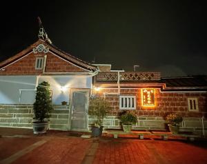 ein Backsteinhaus mit Lichtern in der Nacht in der Unterkunft 時光旅舍古厝一館 in Jinning