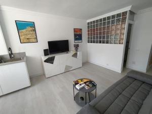 TV a/nebo společenská místnost v ubytování Design flat in central place nhere Yumbo