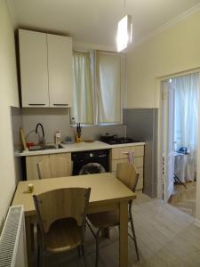 een keuken met een tafel en stoelen in een kamer bij Vake Super Quiet and Comfy Apartment with a Yard in Tbilisi City