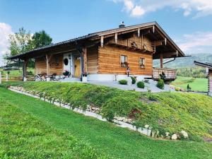 a log cabin with a grassy yard in front of it at Chalet Schönbuchet in Mauth