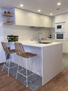 A kitchen or kitchenette at Apartamento céntrico, climatizado y totalmente equipado de 3 habitaciones para 6-7 personas