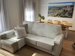 A seating area at Apartamento céntrico, climatizado y totalmente equipado de 3 habitaciones para 6-7 personas