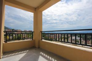 einen Balkon mit Stadtblick in der Unterkunft Tivat Oasis 2 in Tivat