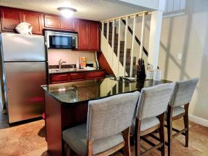 A kitchen or kitchenette at Escape to Clearwater - Couples or families