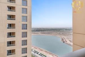 un hotel con vistas a la playa en Phineek Homes Elegant Studio Lake Side IMPZ Production City, en Dubái
