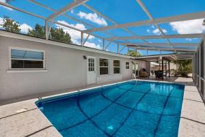 una piscina en el patio trasero de una casa en Sarasota Updated pool home, Near Siesta Key en Sarasota