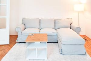 ein Wohnzimmer mit Sofa und Tisch in der Unterkunft FilinHome Trg Mladenaca in Novi Sad + 35 Fotos