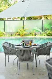 a table and chairs with drinks on it next to a pool at Hotel Girassol Plaza in Palmas