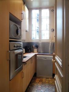 A kitchen or kitchenette at Rare à Paris, magnifique souplex familial, 3 chambres doubles, grande terrasse, très frais en été