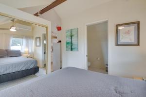 Säng eller sängar i ett rum på Mariposa Home with Furnished Patio and Sierra Mtn Views