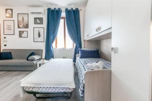 Habitación pequeña con cama y sofá en RHOme 8 - 4 minutes from Rho Fiera, en Rho