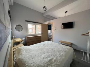 1 dormitorio con cama, escritorio y ventana en Avli Luxury Apartment, en Ierissos