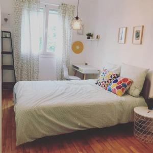 una camera con letto, scrivania e finestra di Terrasse+parking 3 BR6P-Paris near stade de France a Saint-Denis