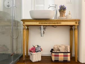 een badkamer met een console-tafel en een wastafel bij At Fourth in Cagliari
