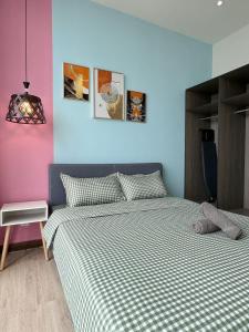 Postel nebo postele na pokoji v ubytování urban sea view home 2bed studio