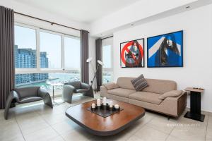 Posezení v ubytování Charming 2-Bed Apartment in Dubai
