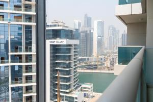 Nespecifikovaný výhled na destinaci Dubaj nebo výhled na město při pohledu z apartmánu