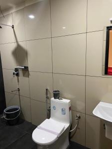 een badkamer met een toilet en een wastafel bij Redbell Suites Kizhisseri in Kondotti