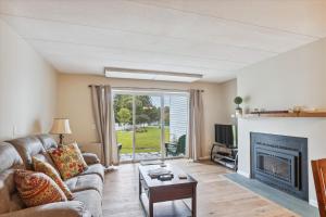 A seating area at Lodge Condo 26