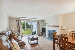 A seating area at Lodge Condo 26