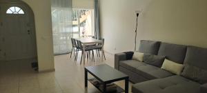 een woonkamer met een bank en een tafel bij Oásis do João e da Dalila in Portimão