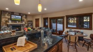 cocina y sala de estar con chimenea en Chalet Beliza, en Steamboat Springs