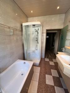 ein Badezimmer mit einer Badewanne und einem Waschbecken in der Unterkunft Mozart, Salzburg und Wellness für bis zu 7 Gäste in Salzburg