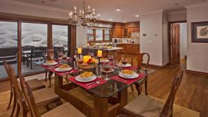 een eetkamer en een keuken met een tafel met eten bij Chalet Premio in Beaver Creek