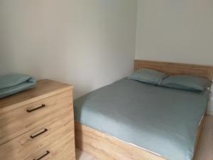 um quarto com uma cama e uma cómoda em madeira em U Cioci em Cracóvia