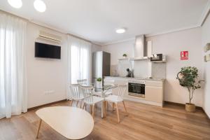 a kitchen and dining room with a table and chairs at Roisa Centro in Madrid