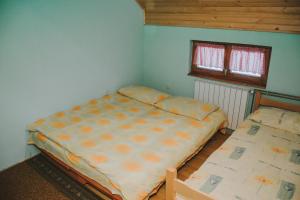 1 dormitorio con 2 camas y ventana en Guest house SAMM, en Šišava