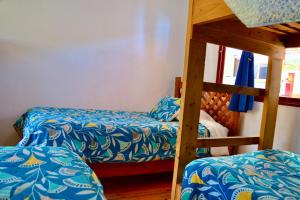 sypialnia z 2 łóżkami i łóżkiem piętrowym w obiekcie Hostal Michel w mieście Vicuña