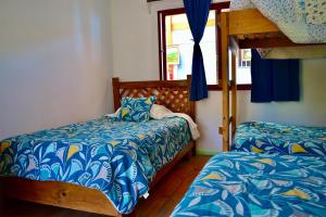 1 dormitorio con 2 camas y 1 litera en Hostal Michel, en Vicuña