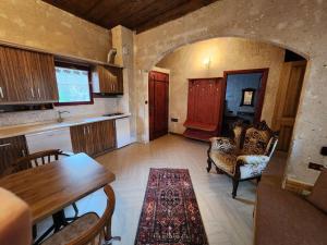 a kitchen and living room with a table and chairs at Key of Cappadocia - House of Eos in Avanos