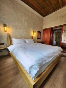 a bedroom with a large white bed in a room at Key of Cappadocia - House of Eos in Avanos