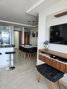 a living room with a kitchen and a dining room at Apto frente mar 3 suites Castelhanos ES in Anchieta