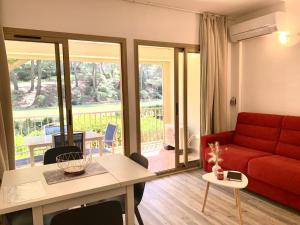 A seating area at Appartement Sanary mer et piscines