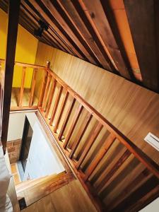 einen Blick über eine Holztreppe in einem Haus in der Unterkunft 時光旅舍古厝一館 in Jinning