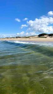 un cuerpo de agua con una playa y el océano en Tacheles, en José Ignacio